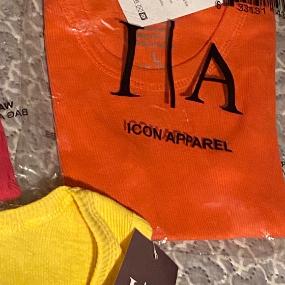 Bundle of tank tops - Picture 3 of 7